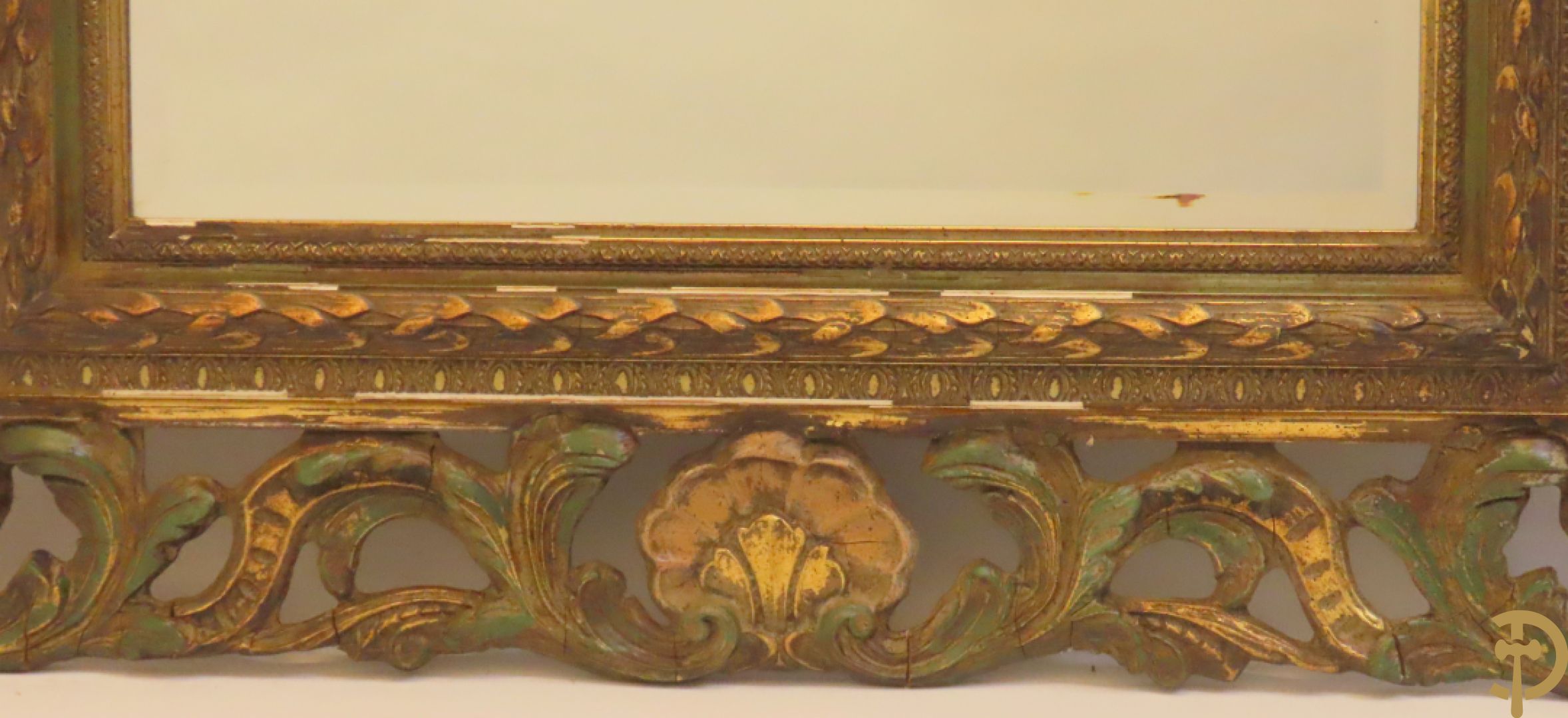 Vergulde spiegel met rocailles