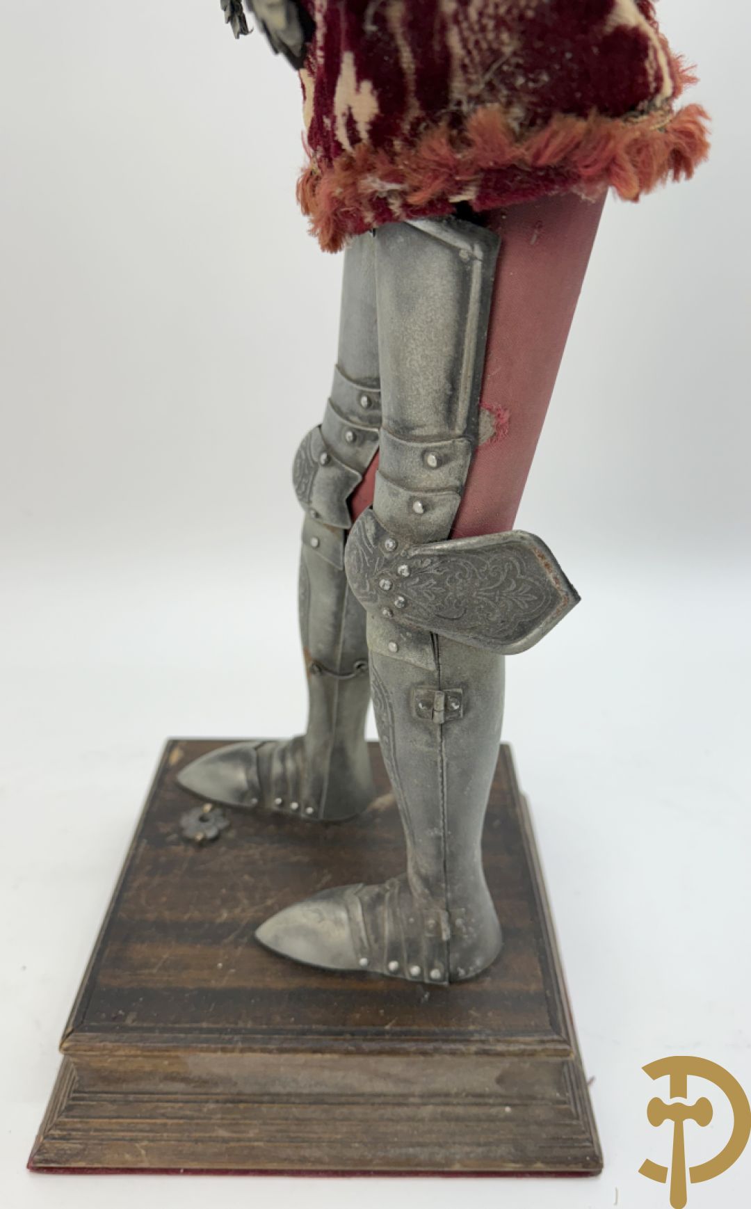 Miniatuur harnas met terra cotta hoofdje in helm op houten voet