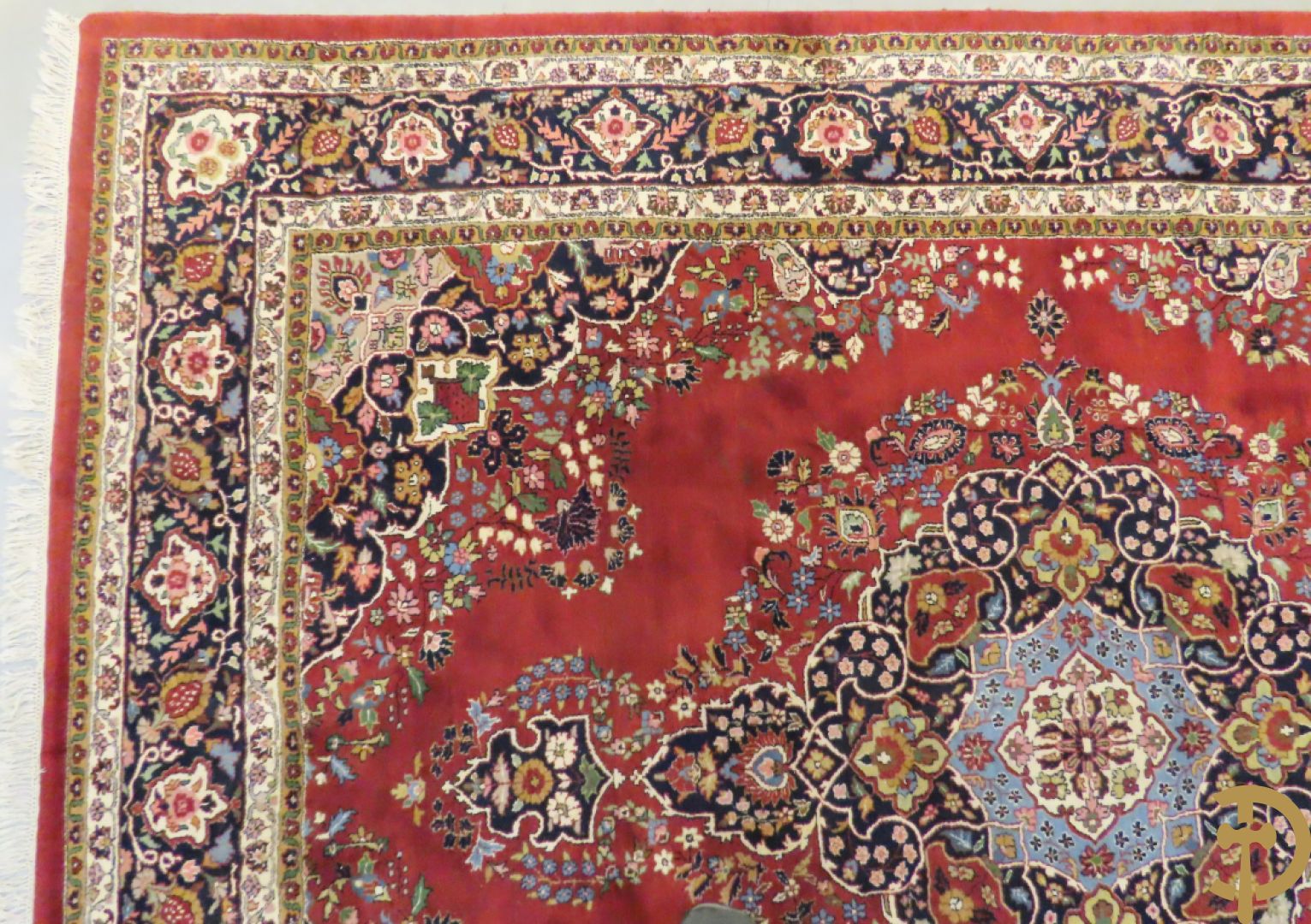 Oosters handgeknoopt tapijt met centraal medaillon en bloemenmotieven op rode fond, Tabriz