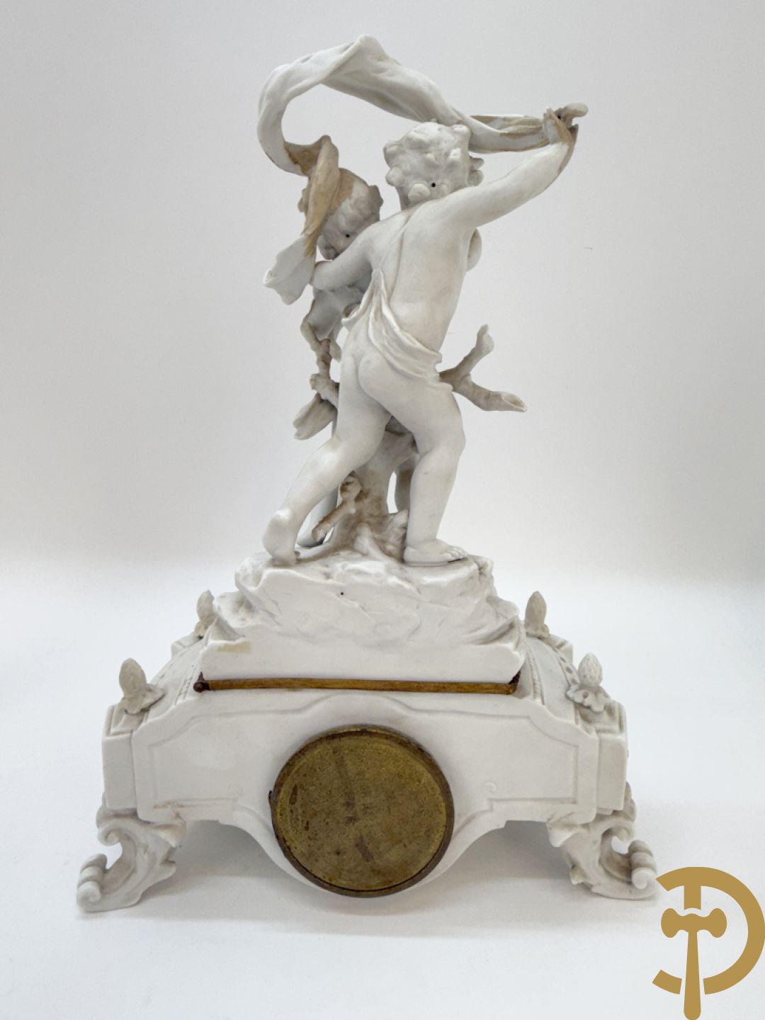 Driedelige porseleinen garnituur bestaande uit pendule bezet met lieftallig koppel, geflankeerd door paar kandelaars met cupido