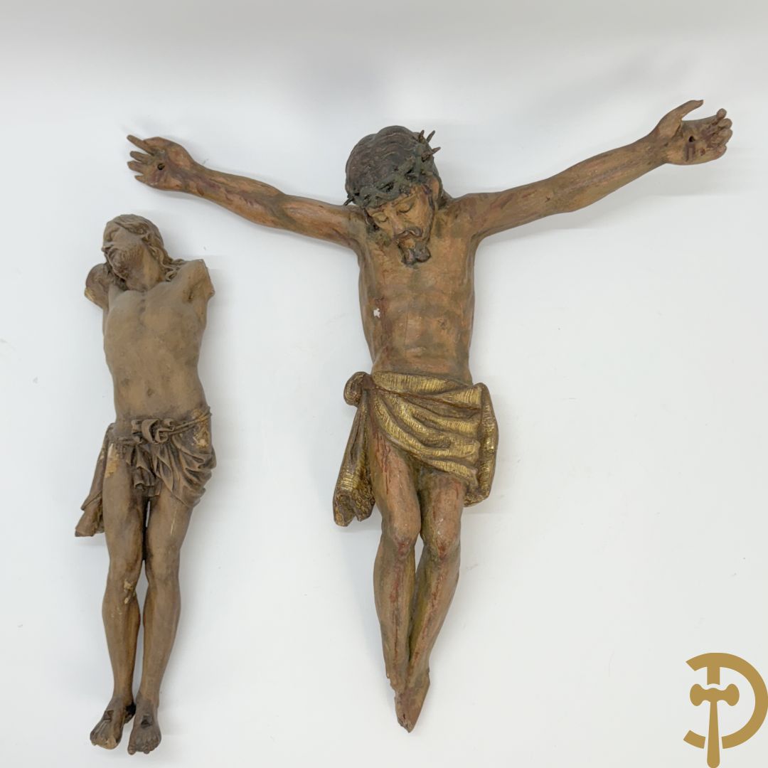 Twee houtgesculpteerde en gepolychromeerde corpussen