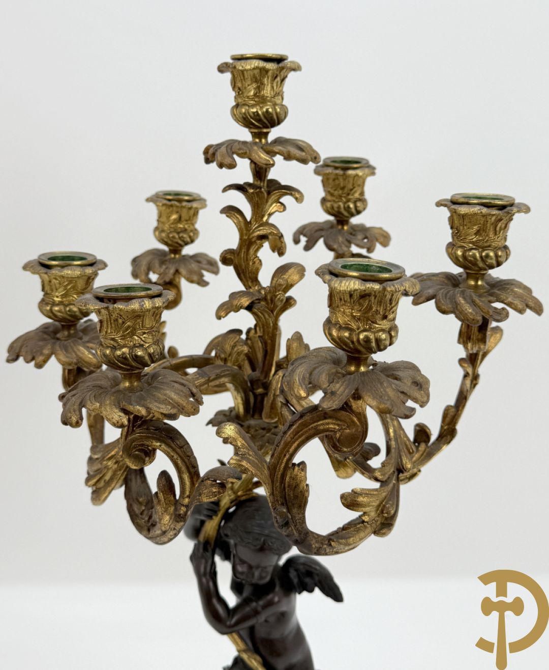 Bronzen cupido dragende een zevenarmige kandelaar