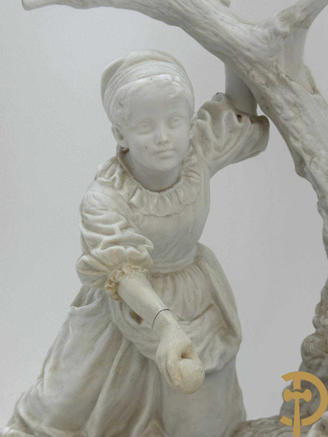 Ongetekend, witte biscuit van jongen en meisje bij boomstronk