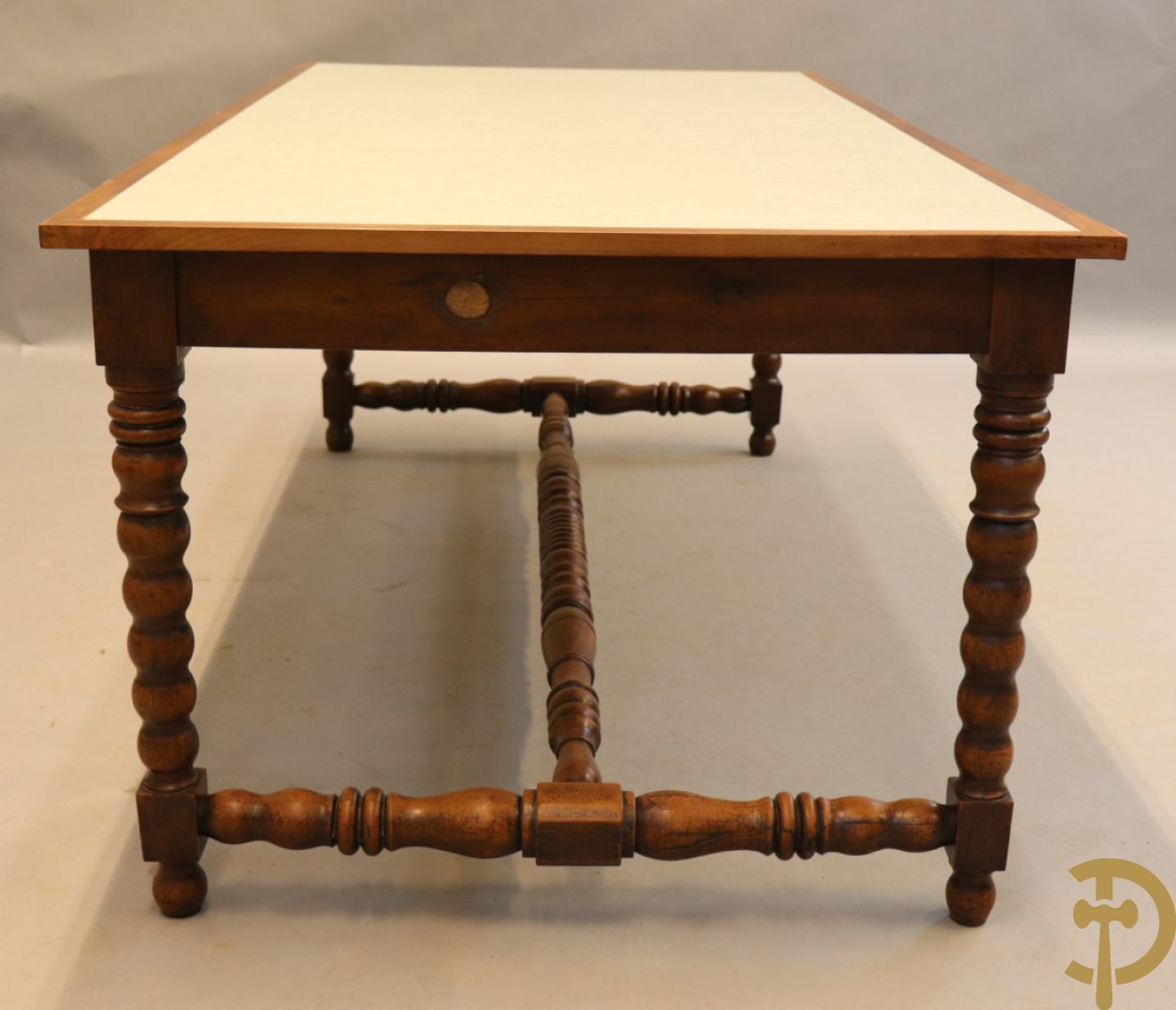 Landelijke tafel op ballusterpoten met vernieuwd blad in formica