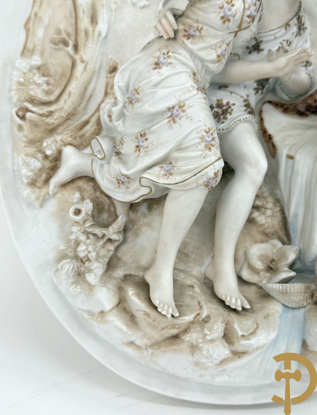 Paar ovale basreliefs met romantisch koppel en cupido in biscuit, achteraan onleesbaar gestempeld