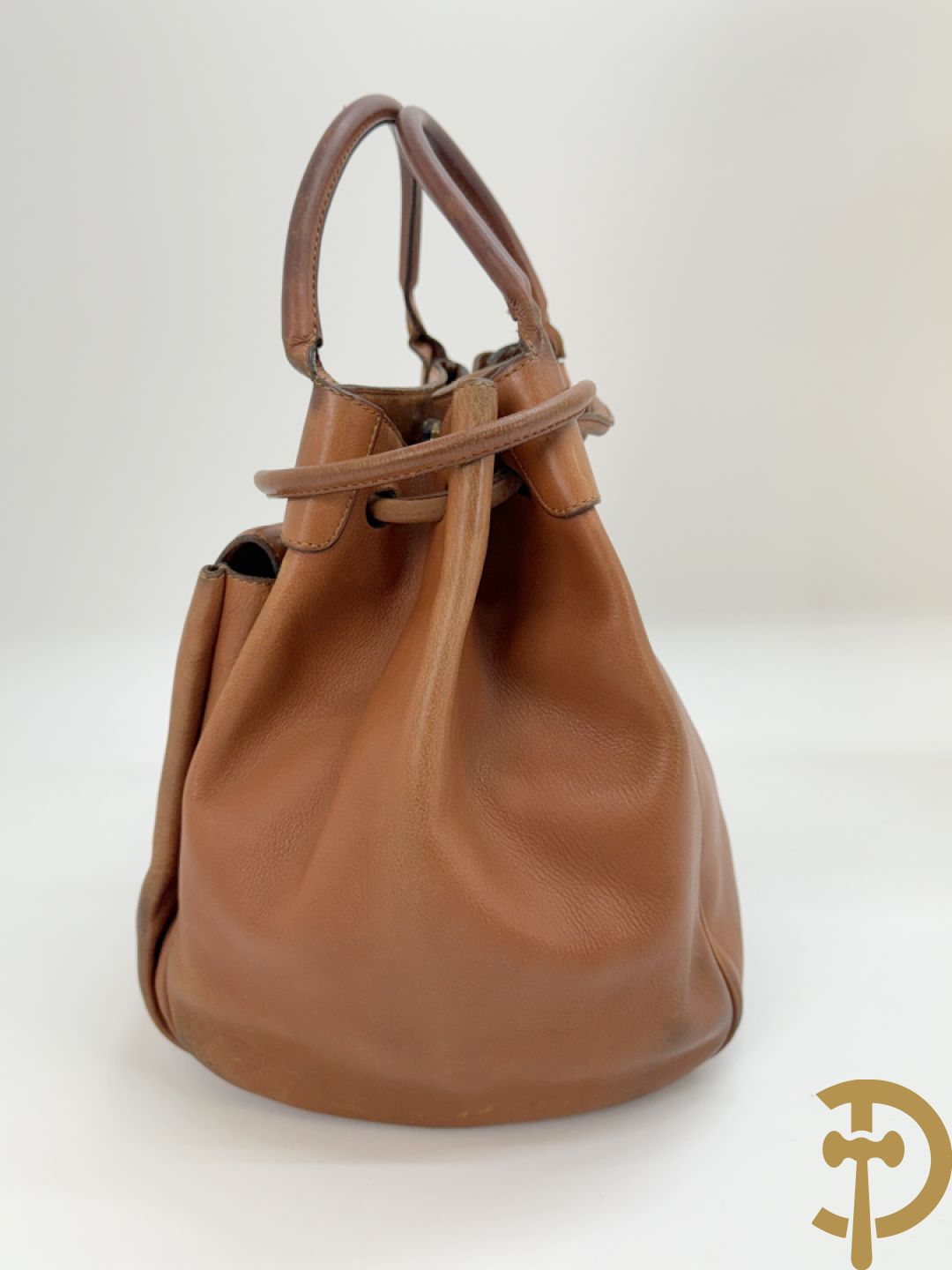 Bruin lederen handtas Delvaux + cognac lederen schoudertas Equivoque Delvaux