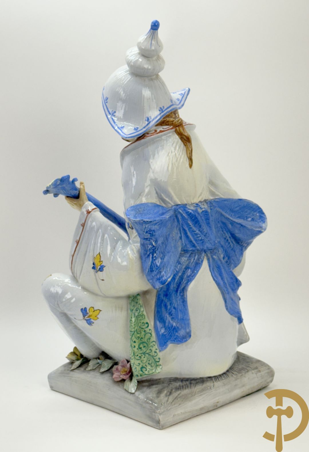 Meerkleurig Italiaans beeld van zittende oosterse man met snaarinstrument