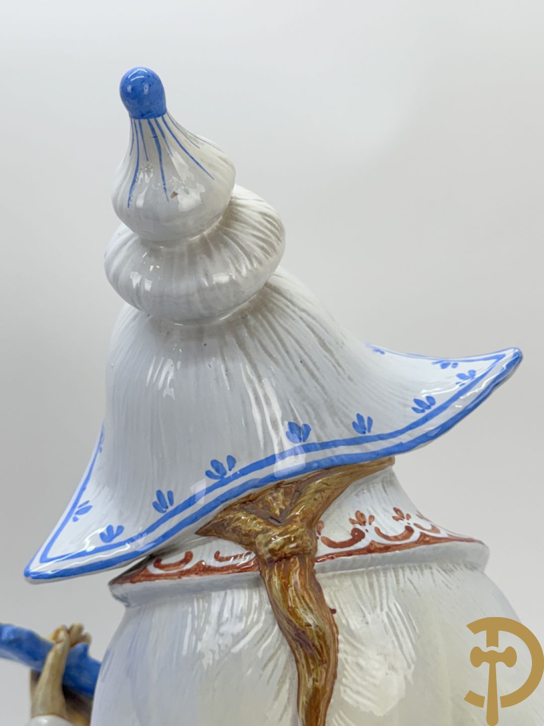 Meerkleurig Italiaans beeld van zittende oosterse man met snaarinstrument