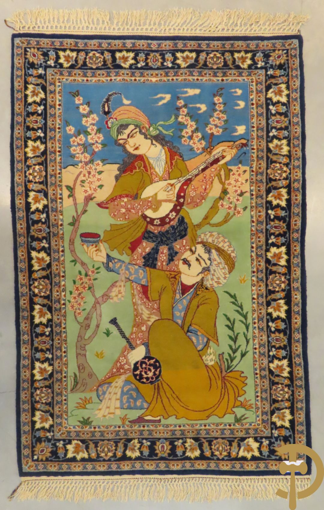 Perzisch handgeknoopt geïllustreerd tapijt met decor van musicerende dame en drinkende man