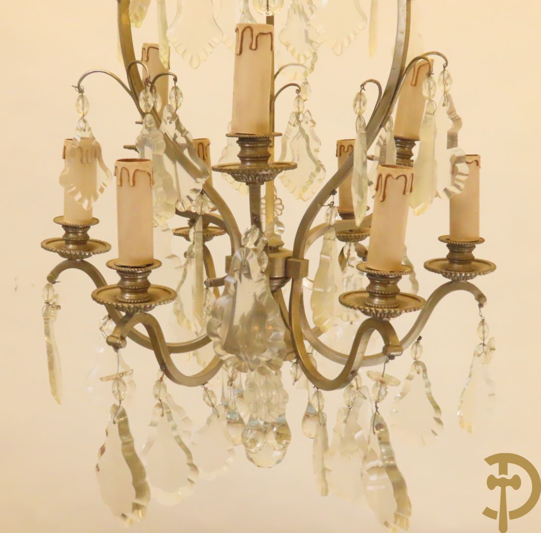 Franse chrome luchter met  9 lichtpunten bezet met tranenbellen en plakettes