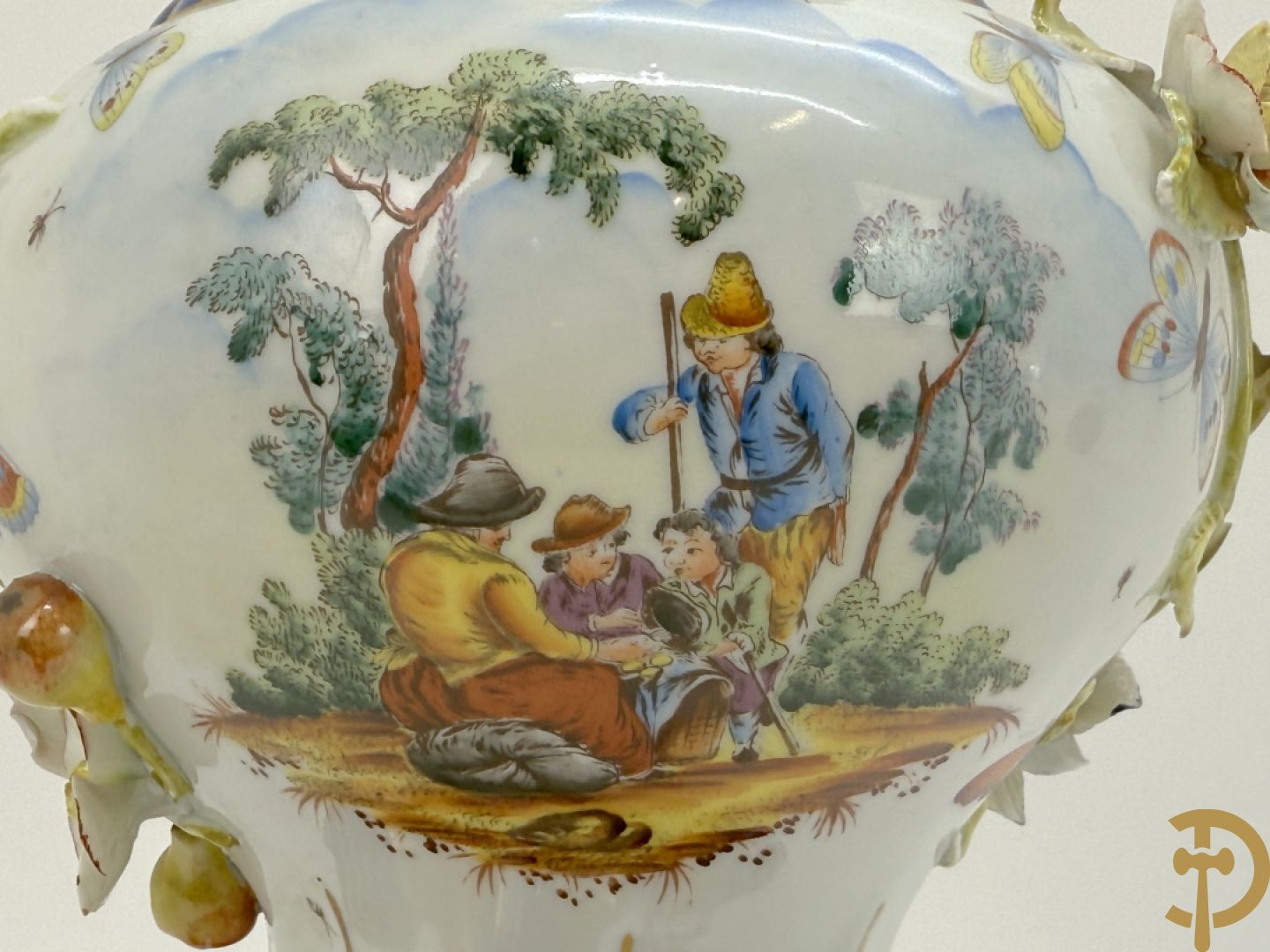 Porseleinen siervaas met handbeschilderd geanimeerd decor bezet met basrelief van bloemen en bovenaan bekroond met deksel met vogel