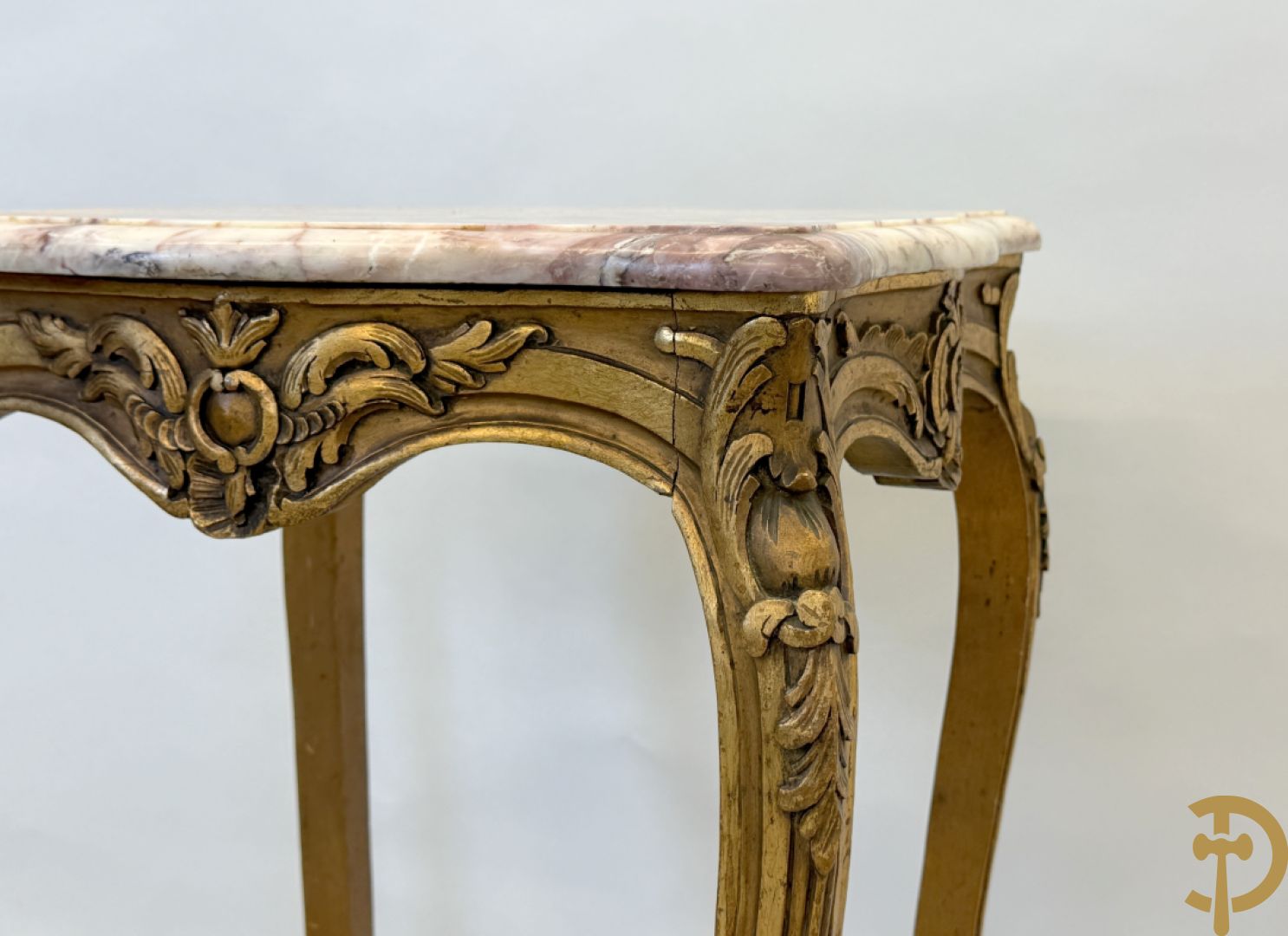 Vergulde bijzettafel met wit marmeren blad op voluutvormige poten, Louis XV stijl