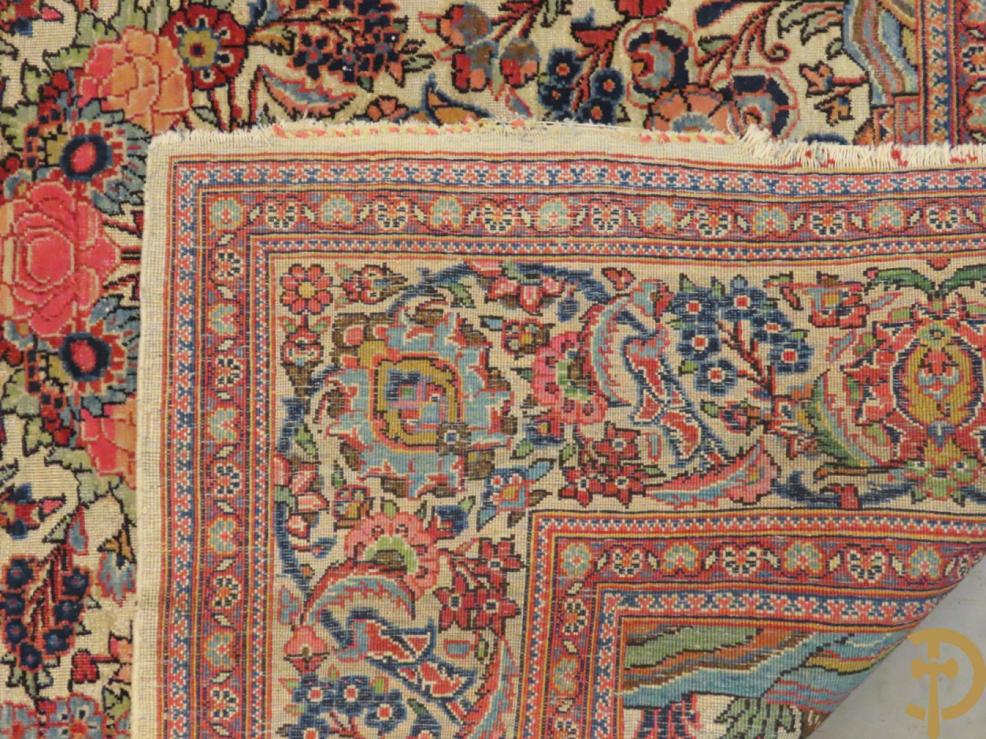 Oosters handgeknoopt tapijt Tabriz met amfoor, bloemen en levensboom