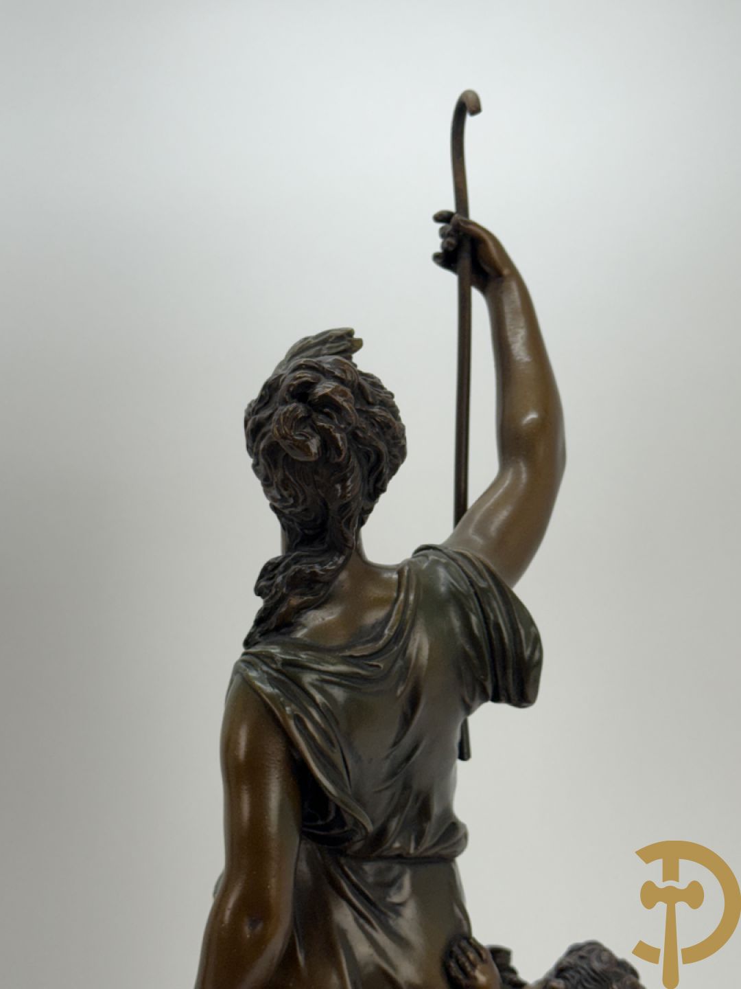 Driedelige zamak garnituur bestaande uit pendule met cupido en dame geflankeerd door paar vijfarmige kandelaars, Bruchon getekend