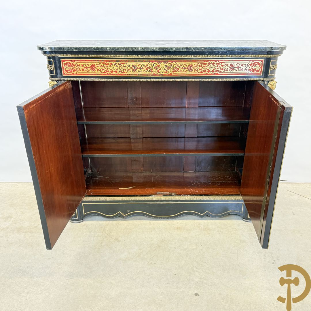 Napoleon III tweedeursdresse bezet met bronzen ornamenten van dameshoofden - paar ovale medaillons in de deuren, alles bezet met Boulle techniek - bovenaan met marmeren blad