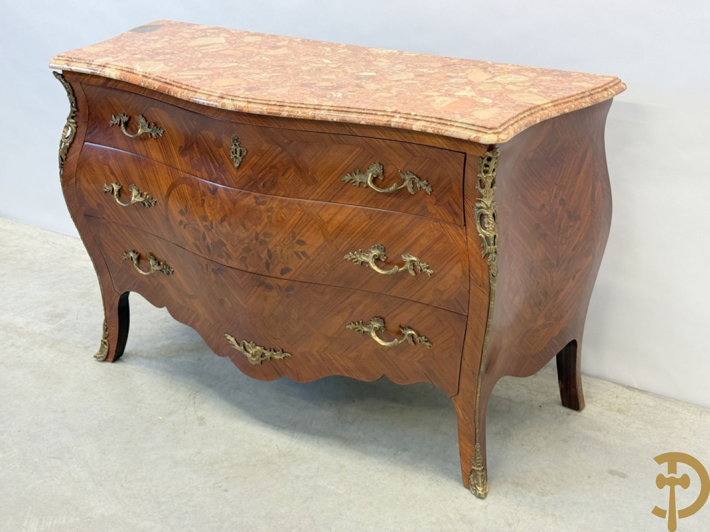 Notelaren gegalbeerde drieladencommode met bloemenmarquetterie en bezet met bronzen ornamenten, bovenaan met marmeren blad