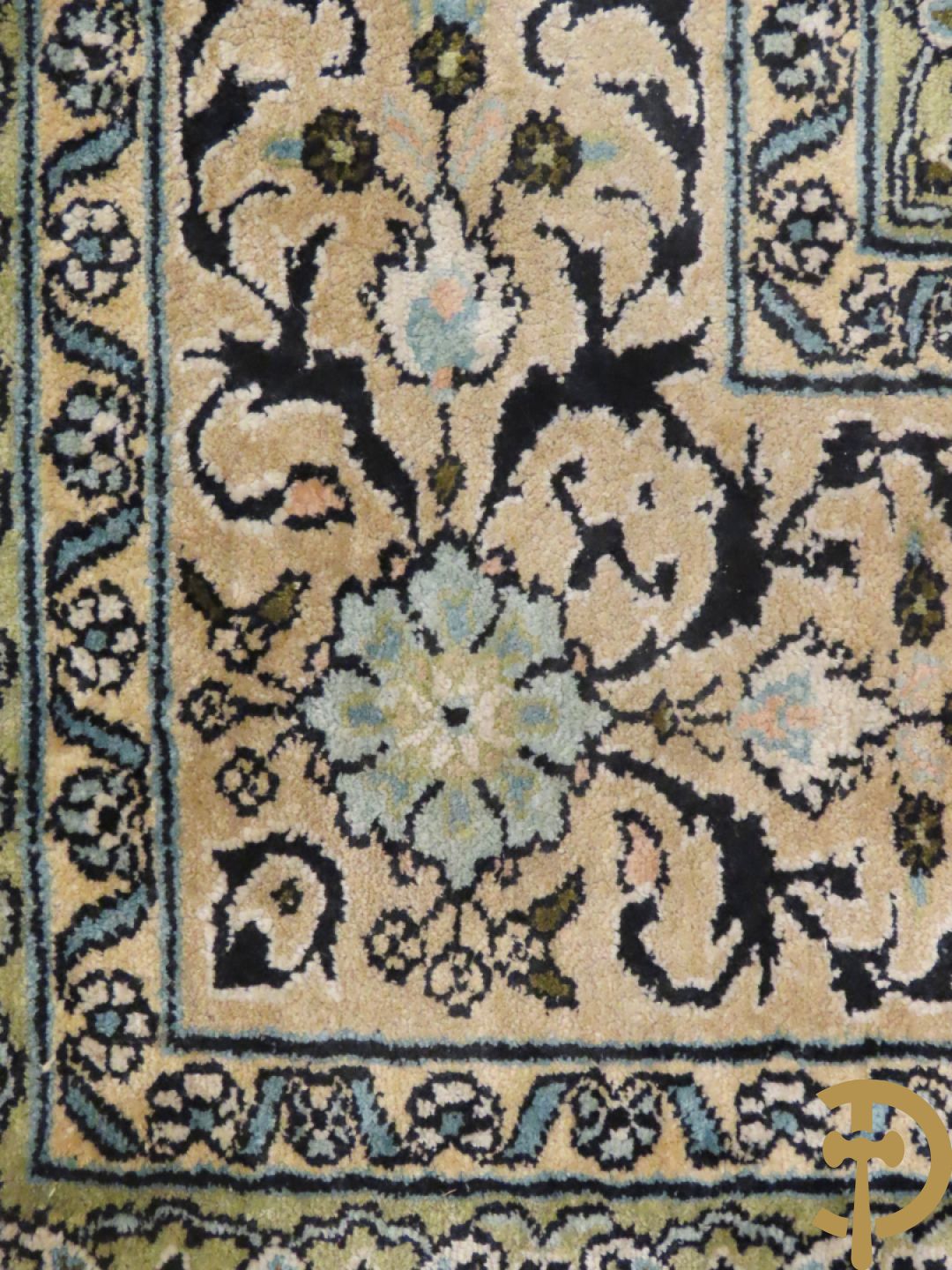 Oosters handgeknoopt tapijt zijde op katoen met patronen