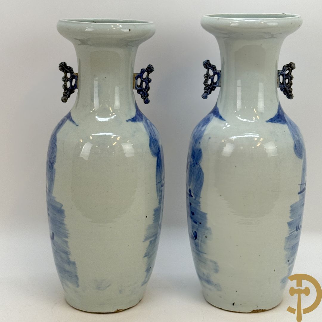 Paar Chinese blauw/wit vazen met geanimeerd huizendecor