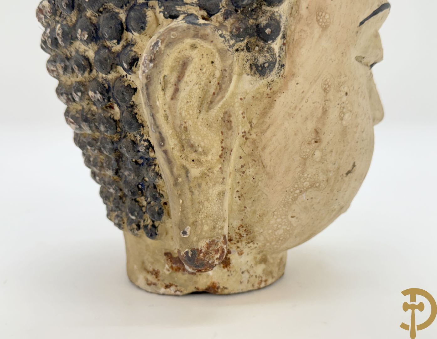 Handbeschilderd ijzeren boedhahoofd + vergulde houtgesculpteerde zittende boedha