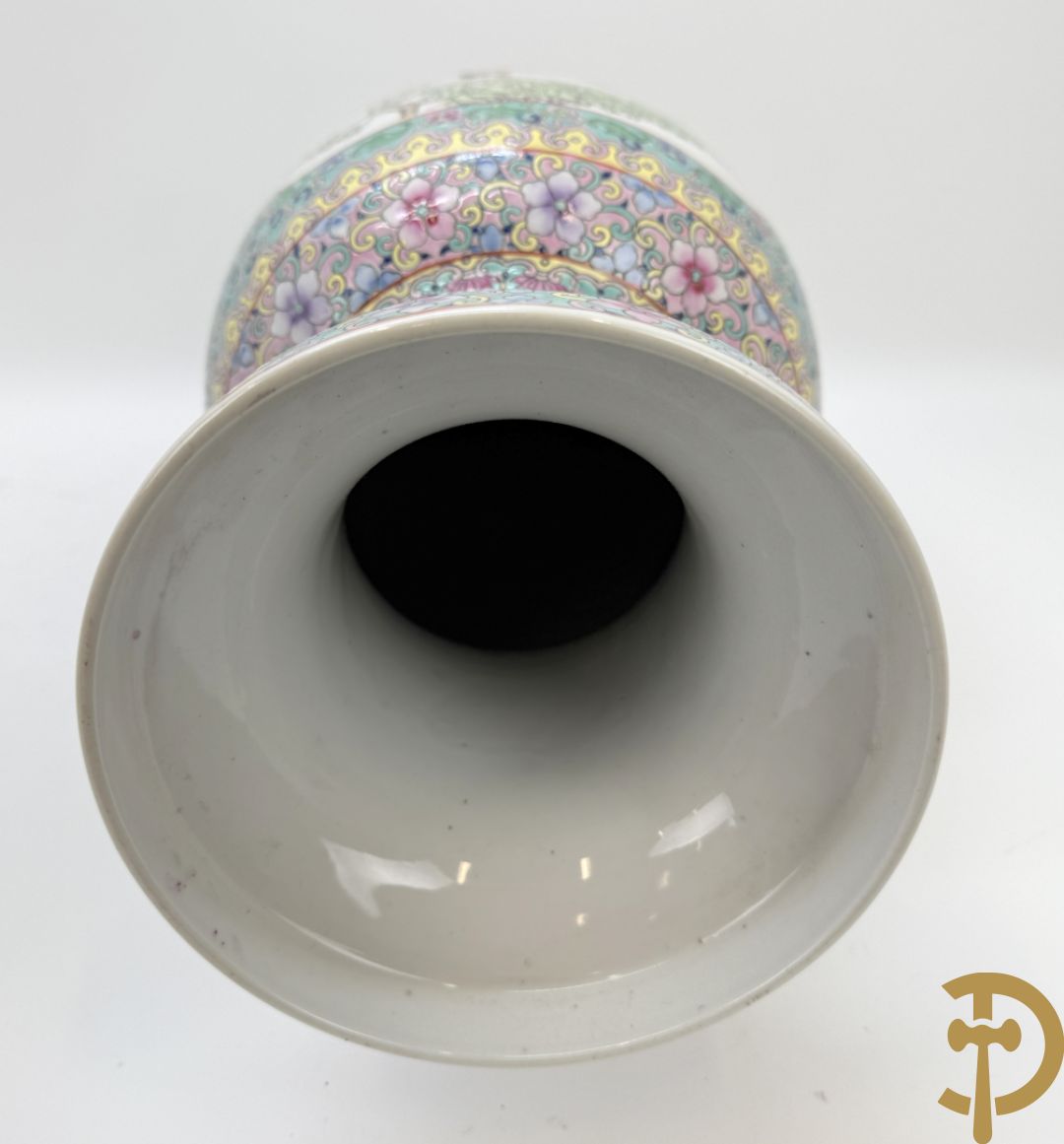 Paar Chinese vazen met geishadecor, rondom bezet met bloemen