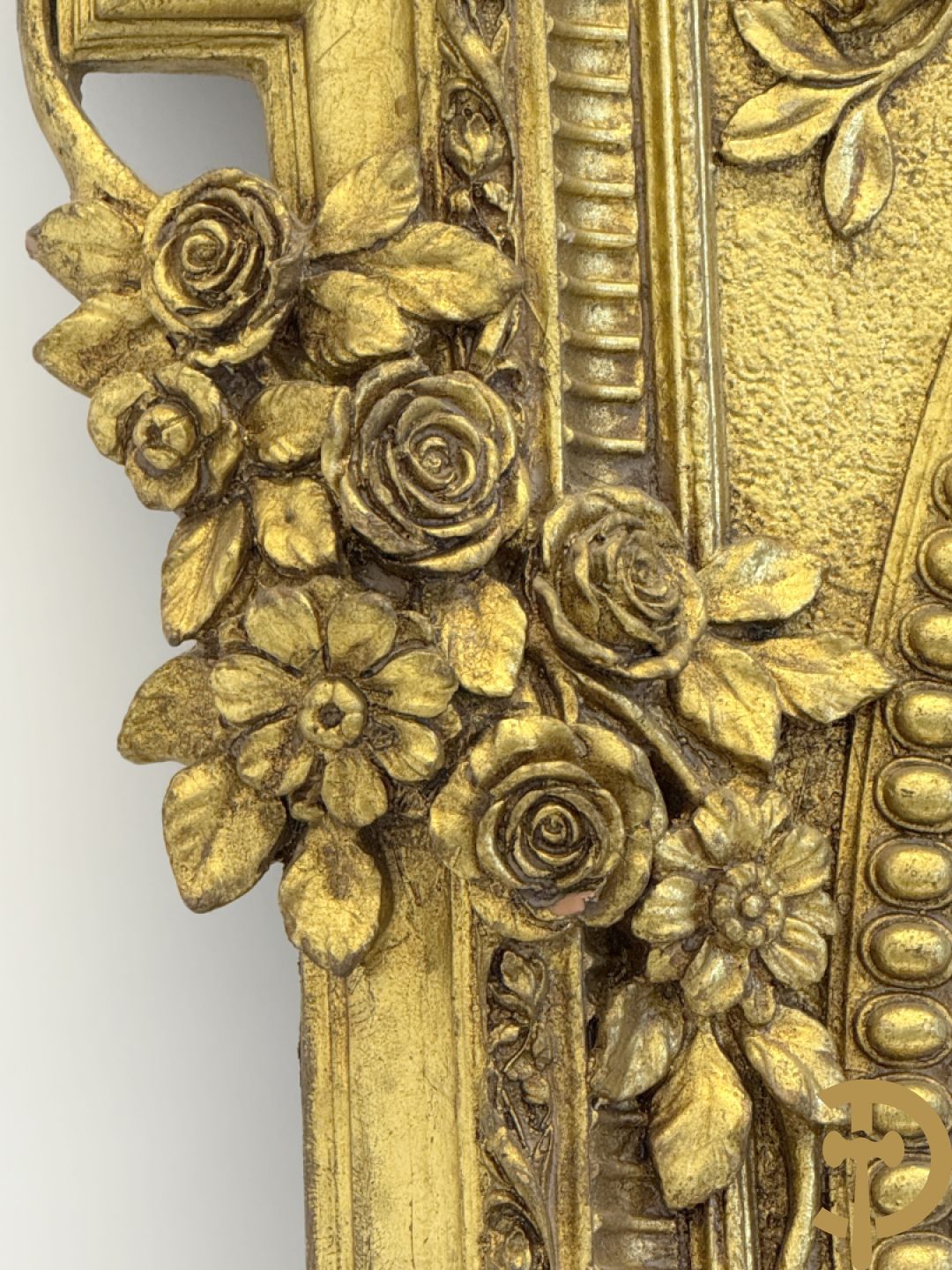 Vergulde lijst met bloemenguirlandes en accanthusranken, binnenin met ovale geslepen spiegel