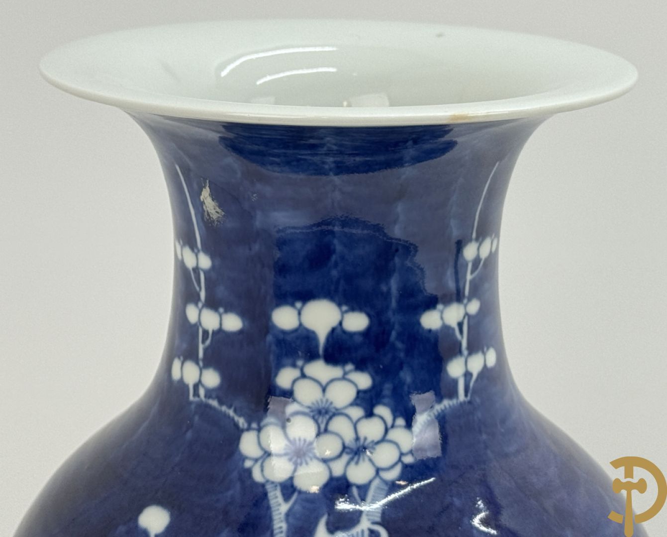 Chinese porseleinen blauw/wit vaas met decor van bloemen op tak