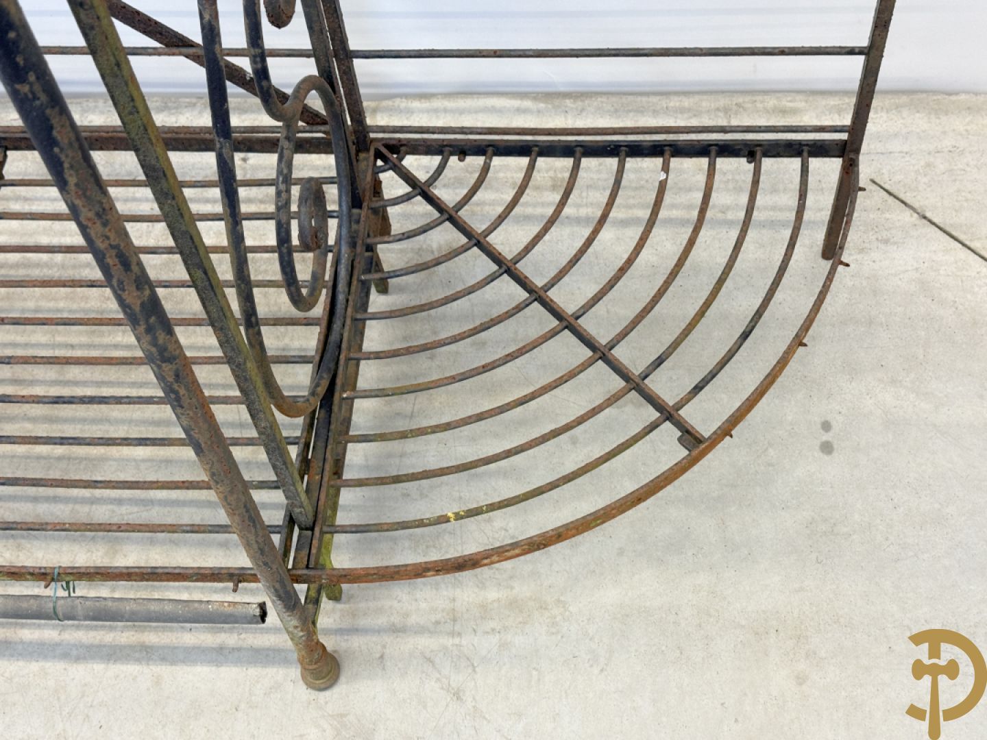 Ijzeren verweerd bakkersrek met afgeronde zijkanten