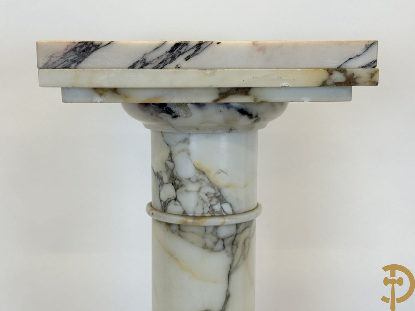 Wit marmeren geaderde kolom met draaiplateau