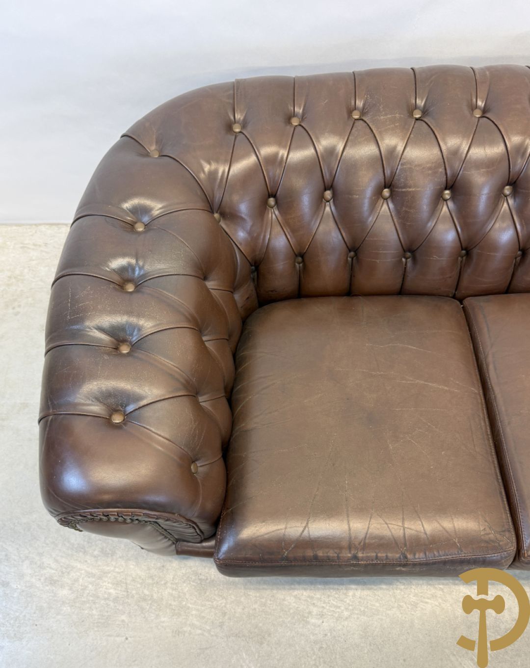 Bruin lederen driezit en club chesterfield