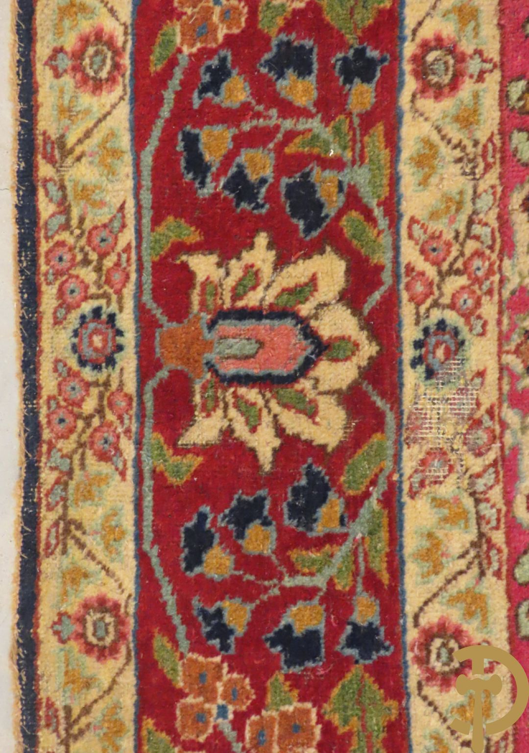 Antiek Oosters handgeknoopt tapijt Tabriz met amfoor en bloementafereel