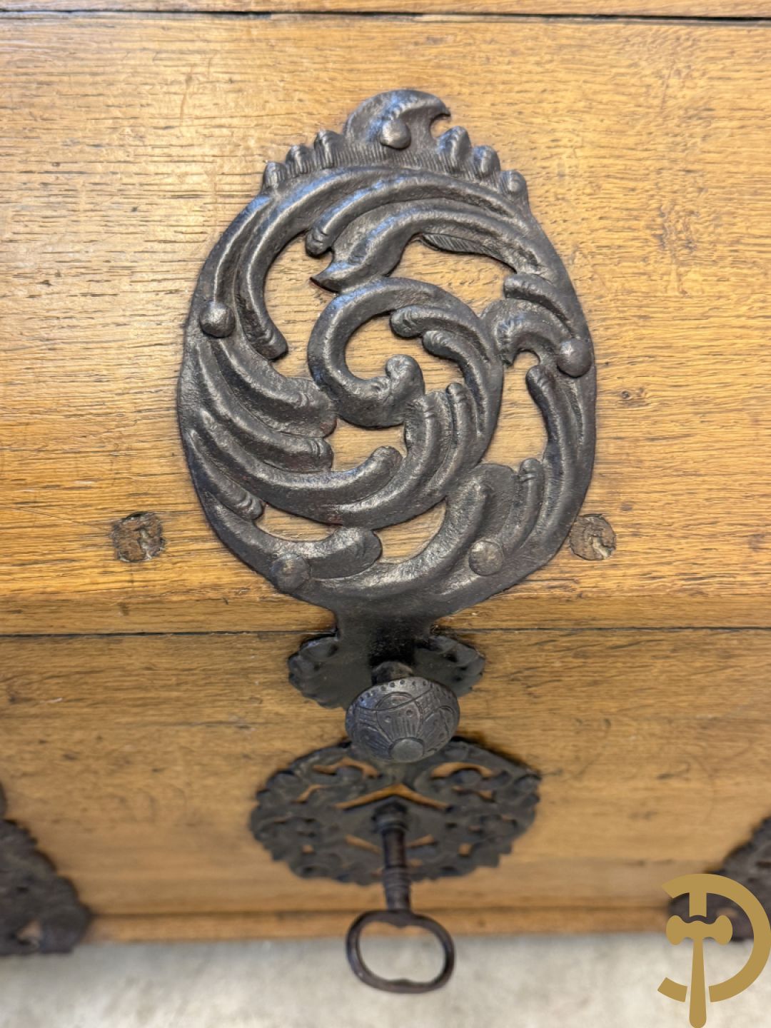 Massief eiken gebogen koffer met ijzeren handvaten en ijzerbeslag