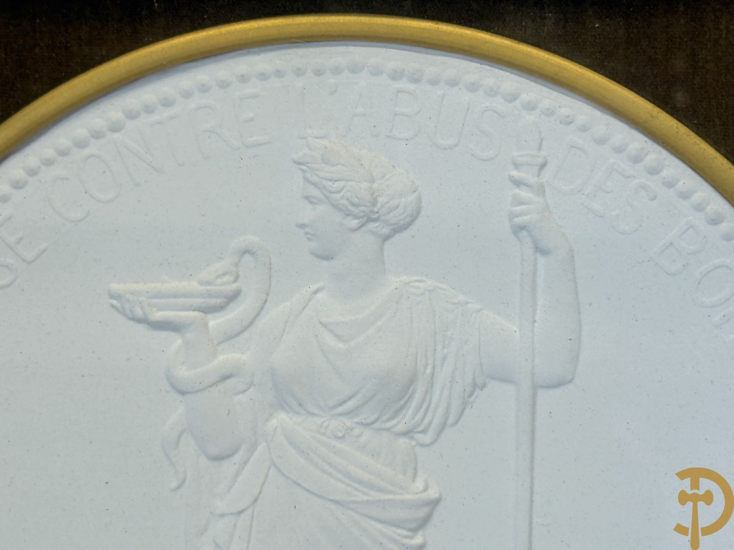 Kader met twee porseleinen plakkettes en 3 munten van Oudiné Eugène André