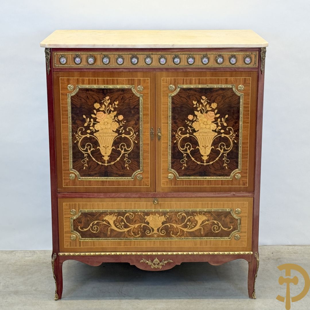 Notelaren TV/barmeubel bezet met bloemenmarquetterie en bronzen ornamenten met porseleinen plakkettes