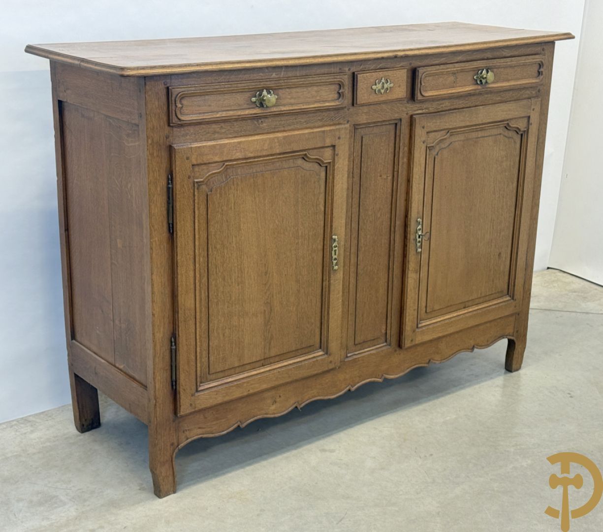 Vlaamse eiken tweedeursdresse met 3 lades en afgestoken panelen