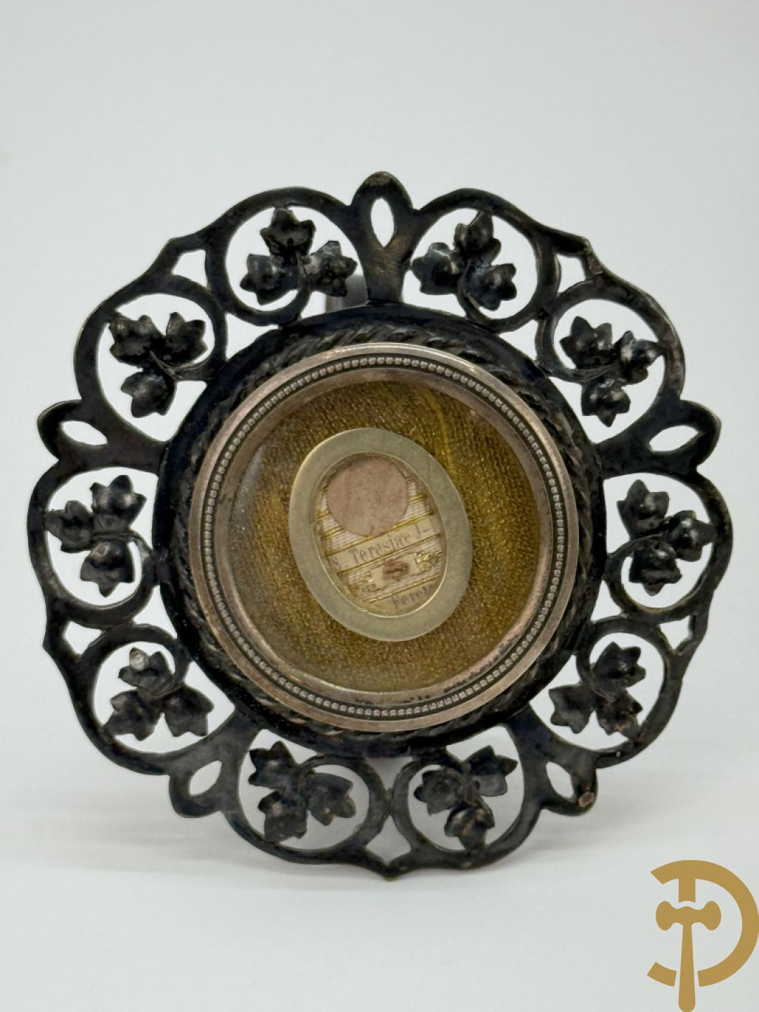 Grote relekwie en 3 kleine relikwieën + bijhorende documentatie