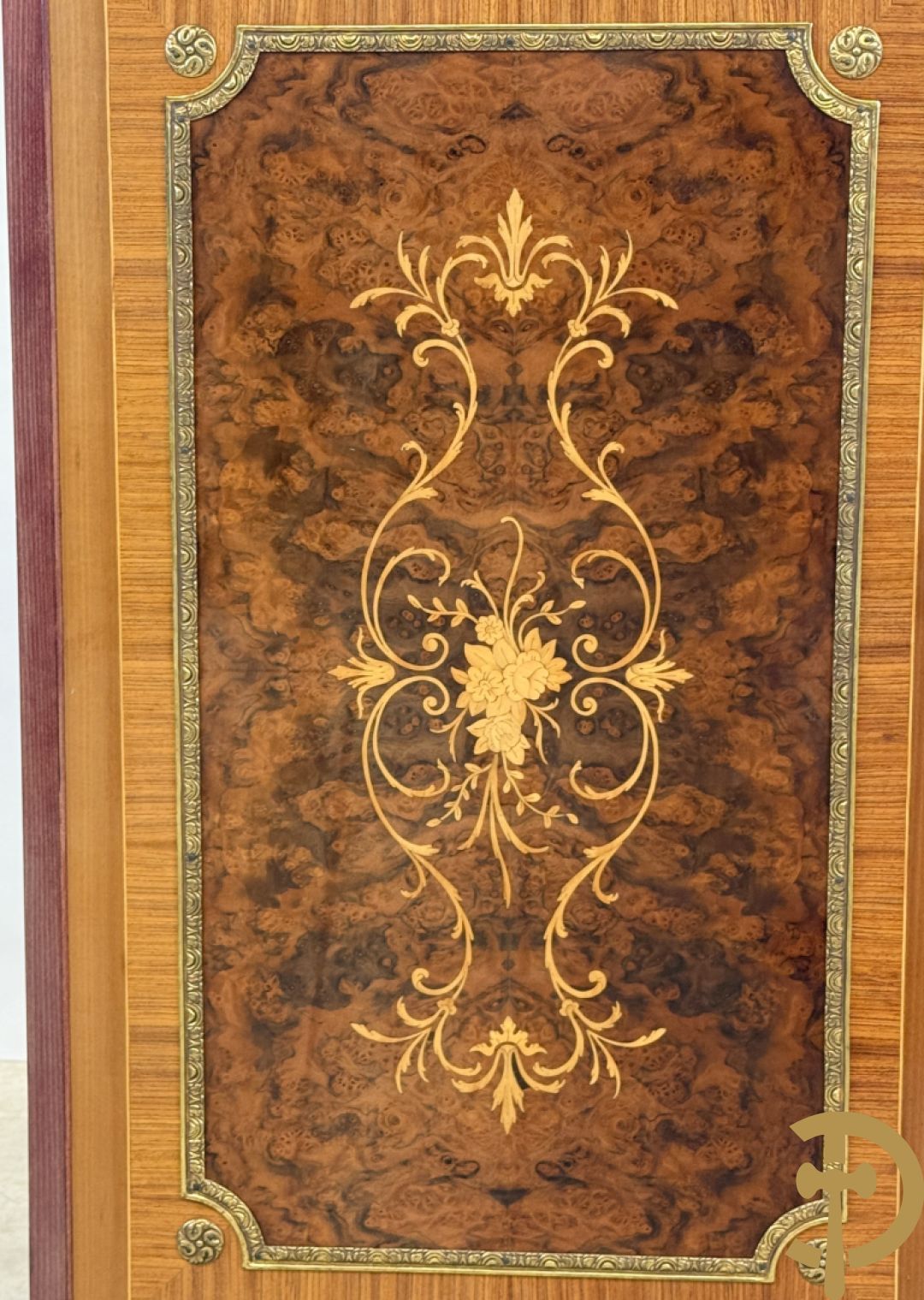 Notelaren TV/barmeubel bezet met bloemenmarquetterie en bronzen ornamenten met porseleinen plakkettes