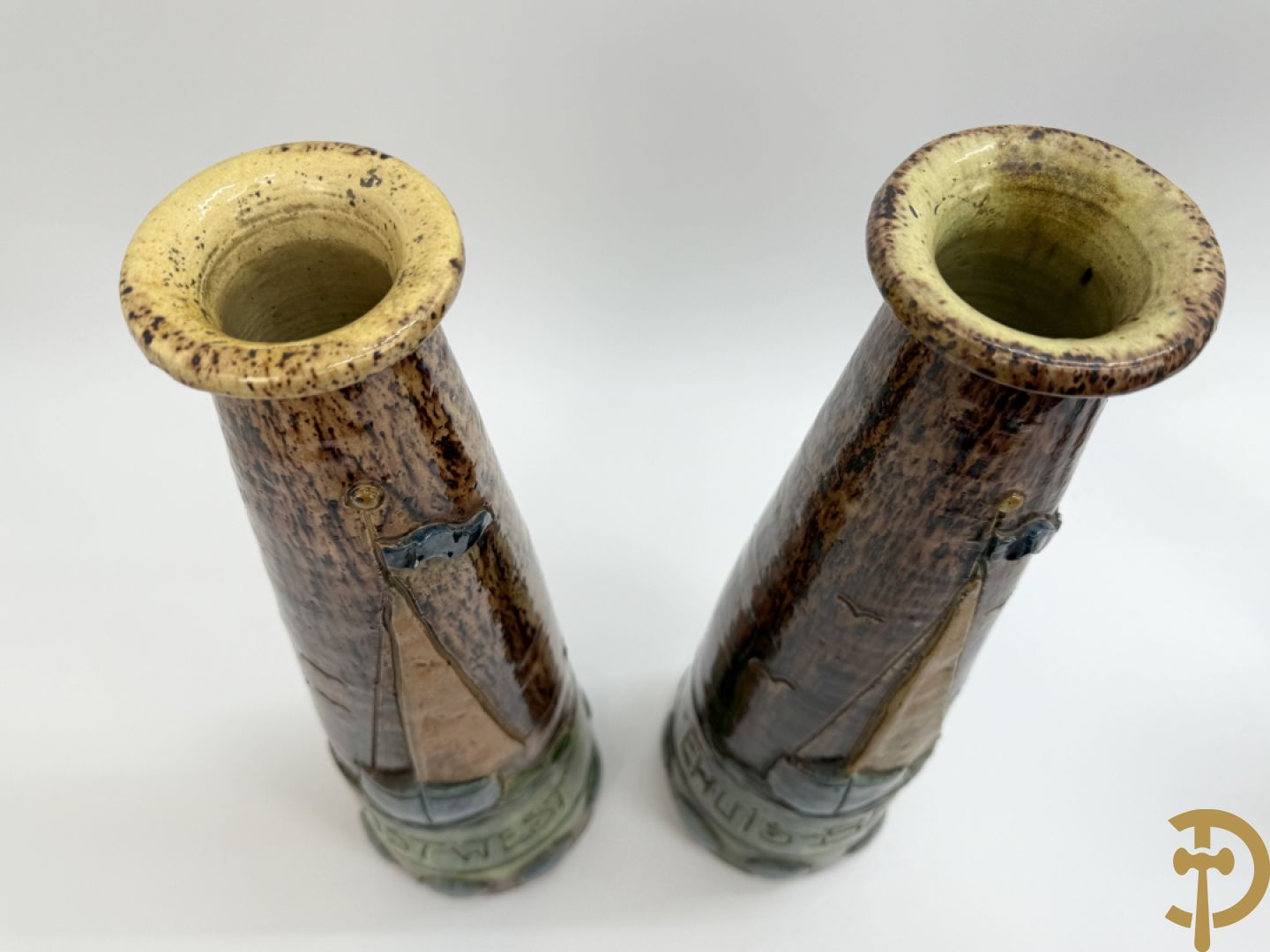 Paar Vlaamse aardewerken vazen met zeilboten 