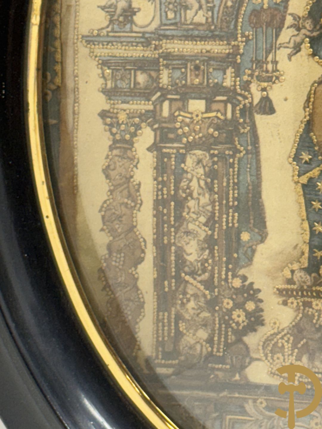 Voorstelling van Madonna met kind, deels verguld, deels geaquarelleerd - in ovale lijst + Voorstelling van Madonna met kind in textielwerk in ovale lijst + Madonna met kind in glazen kastje+ 2 kleine ovale medaillons in pijpaarde