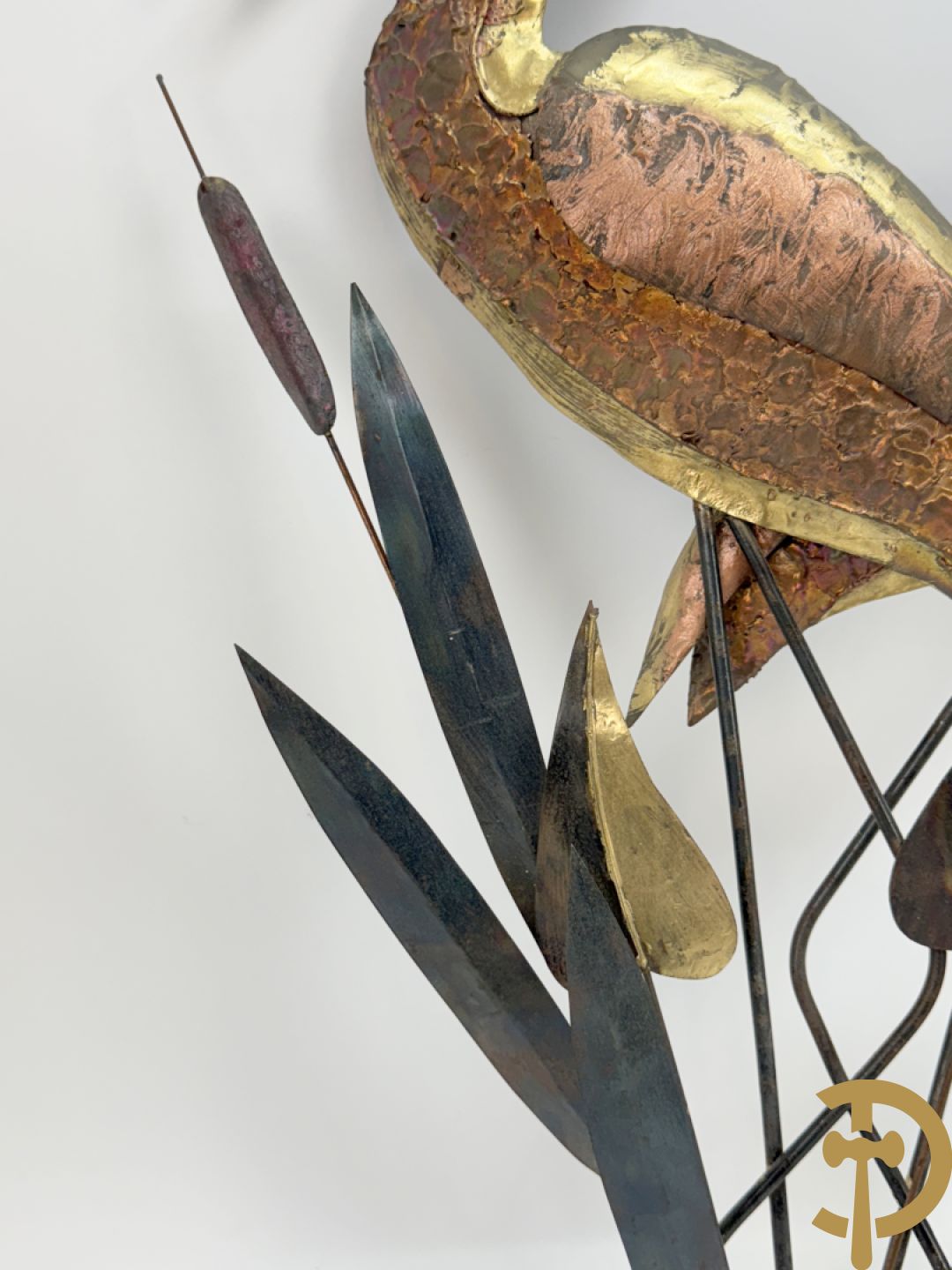 Paar vergulde metalen basreliefs met ooievaars en lisdoddes