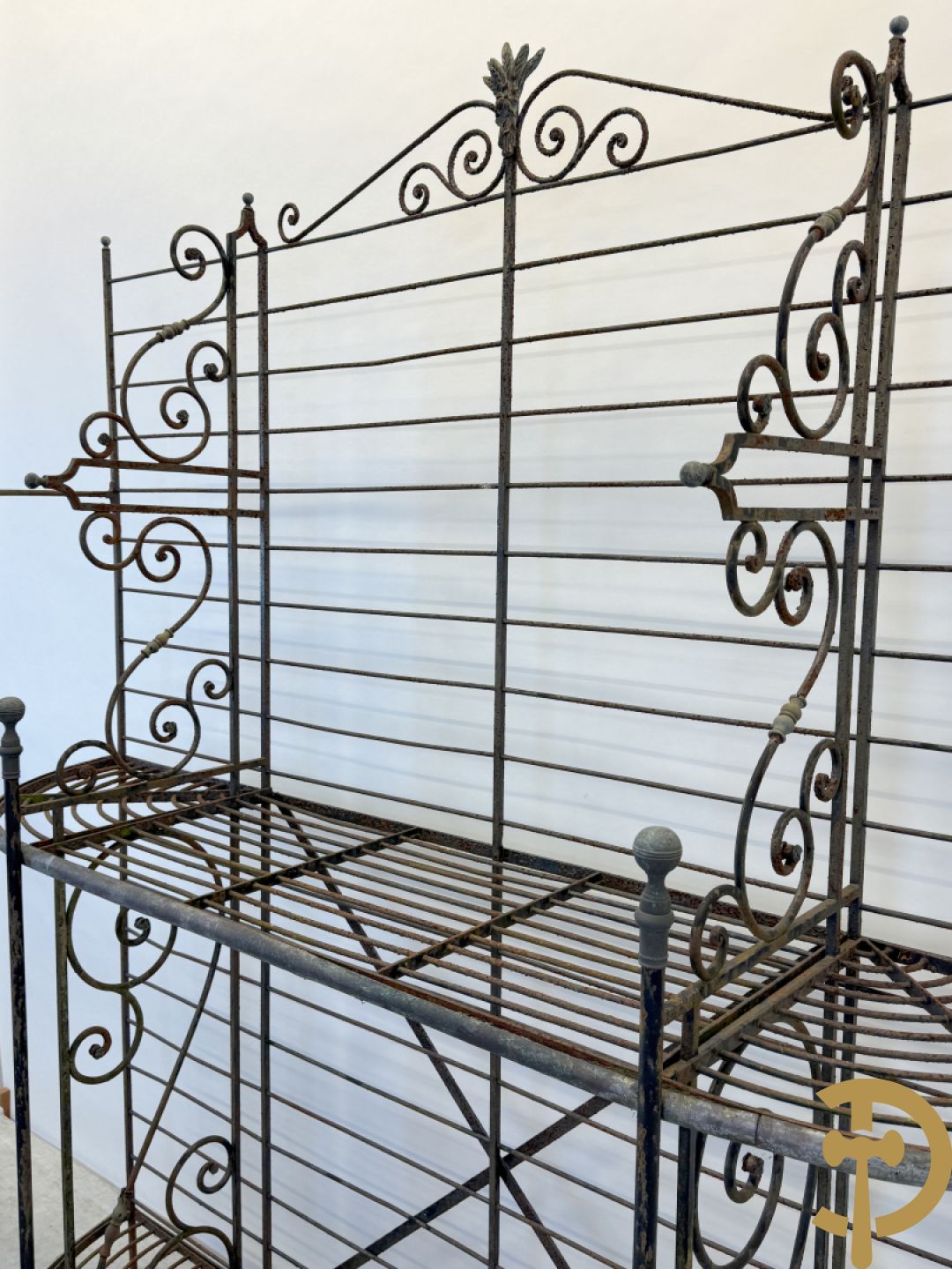 Ijzeren verweerd bakkersrek met afgeronde zijkanten