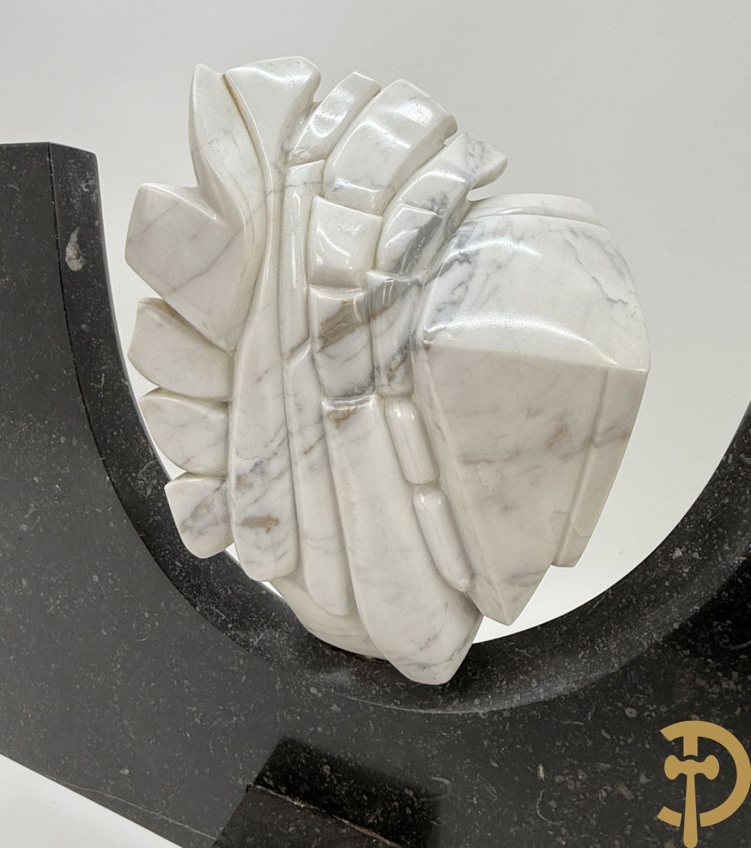 Ongetekend wit marmeren beeld op granieten onderstel