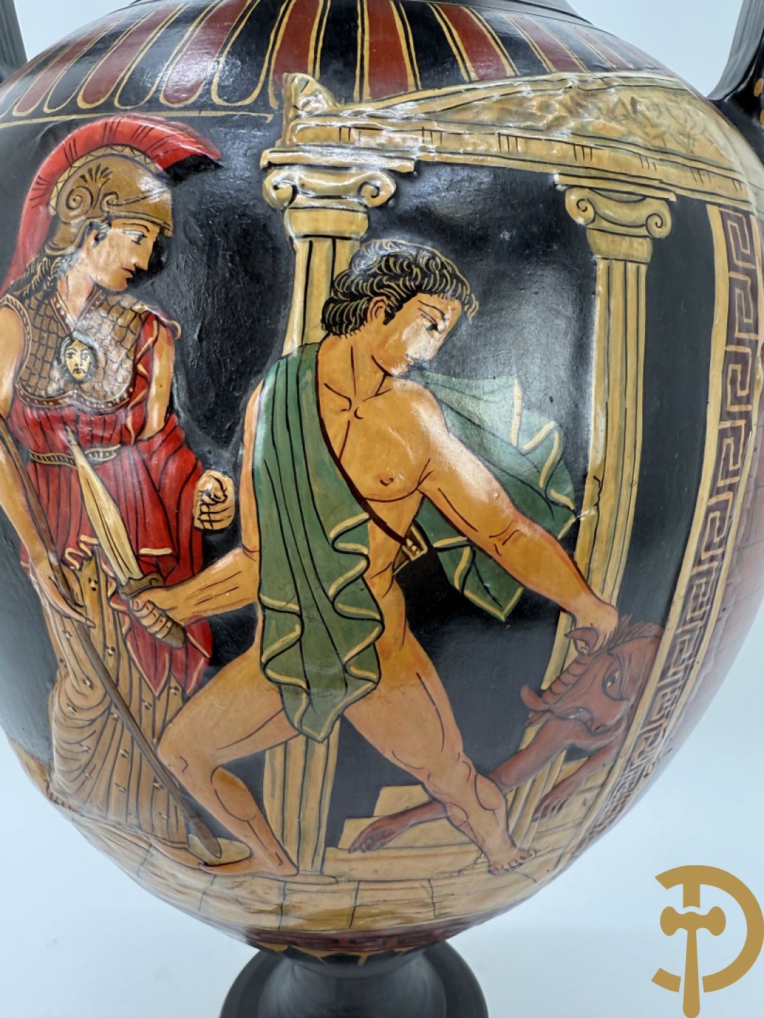 Amfoorvormige vaas in terra cotta met voorstellingen uit de Klassieke oudheid, Griekse stijl