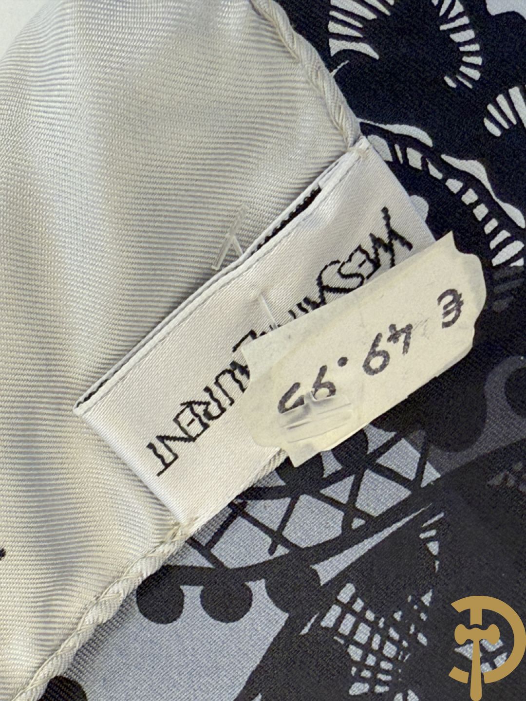 Vier foulards Yves Saint Laurent (nooit gedragen komt uit winkel restant)