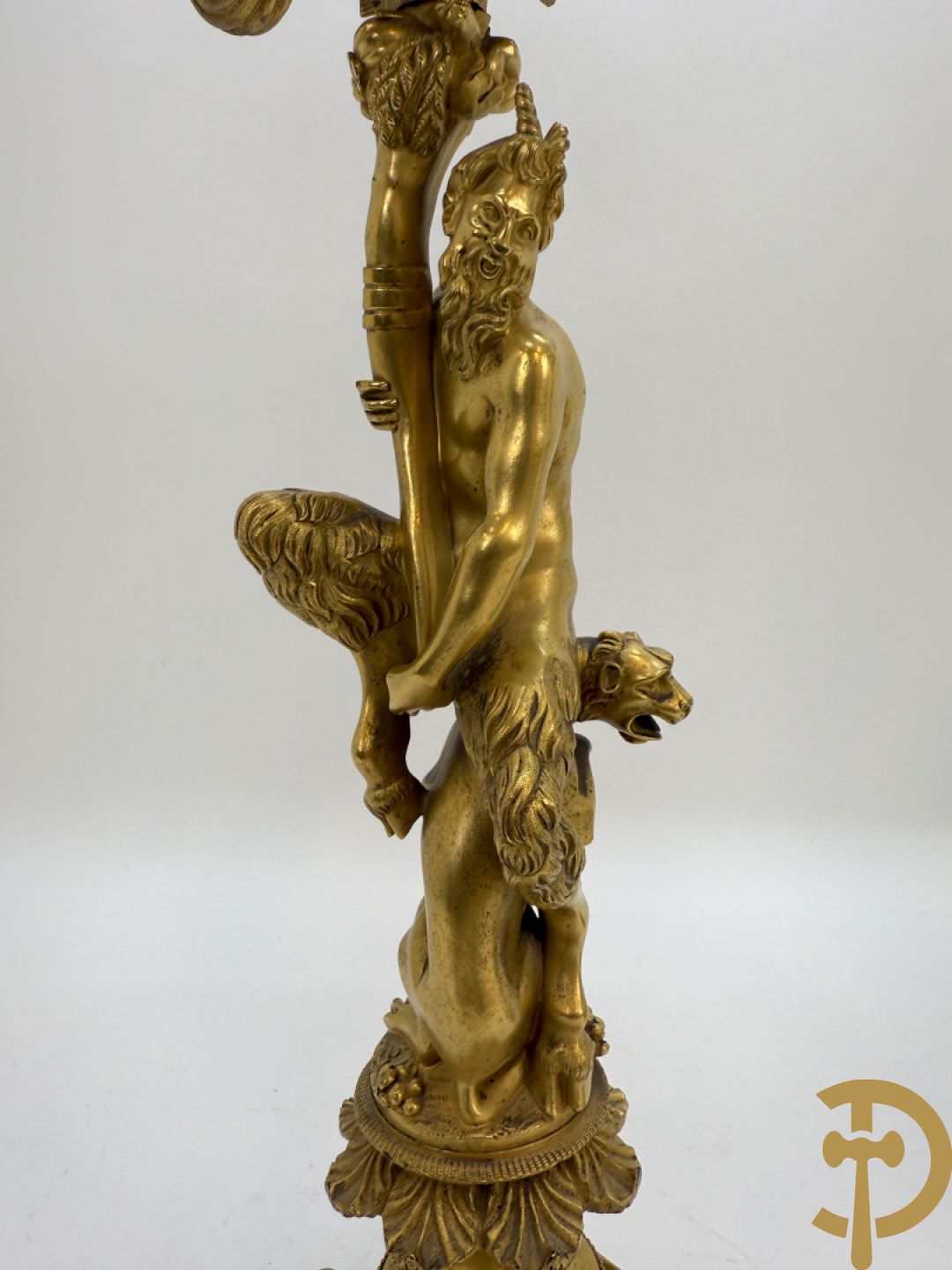 Paar bronzen kandelaars met sater en naakte dame, versierd met accanthusranken en dierenmotieven