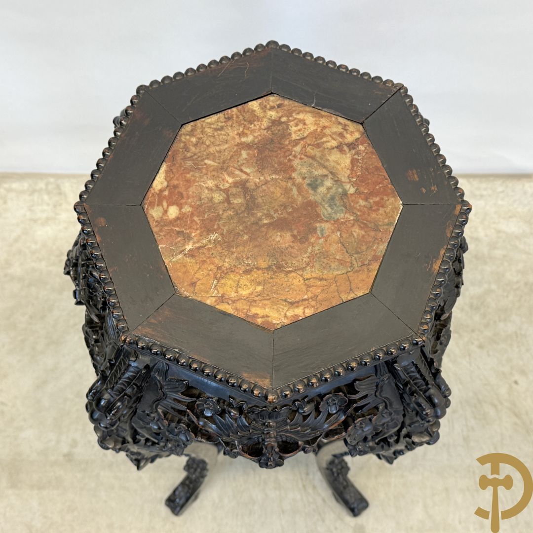 Hardhouten achthoekige rozehouten Chinese beeldenstaander met gesneden bloemenmotieven