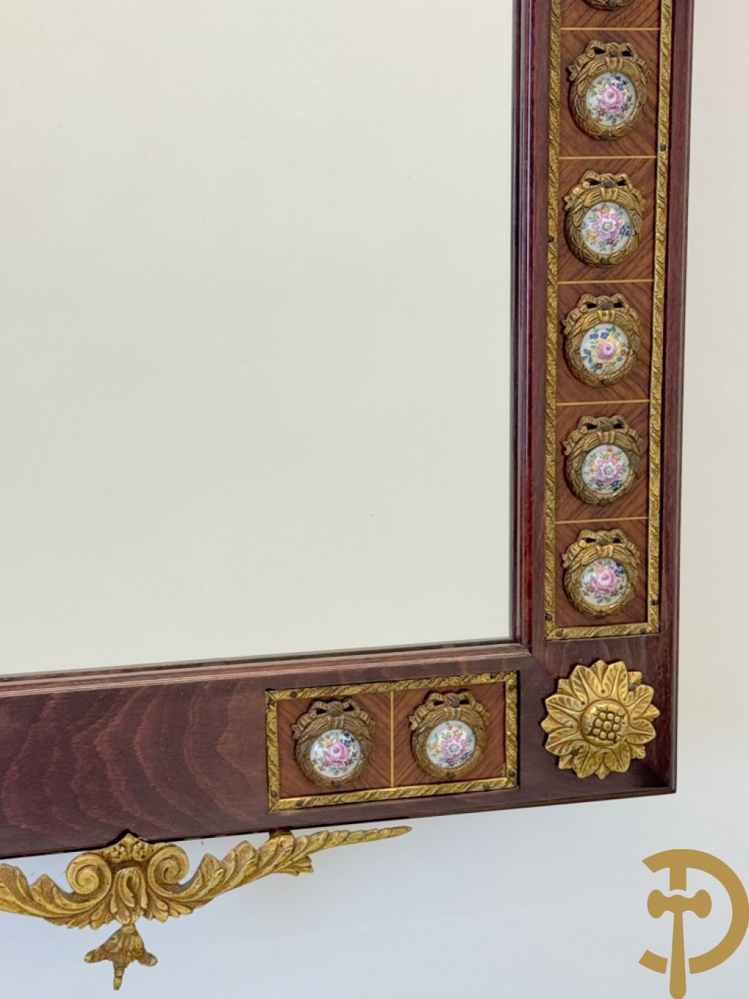 Notelaren console met porseleinen plakkettes met bloemen beschilderd en bronsbeslag + spiegel met porseleinen plakkettes