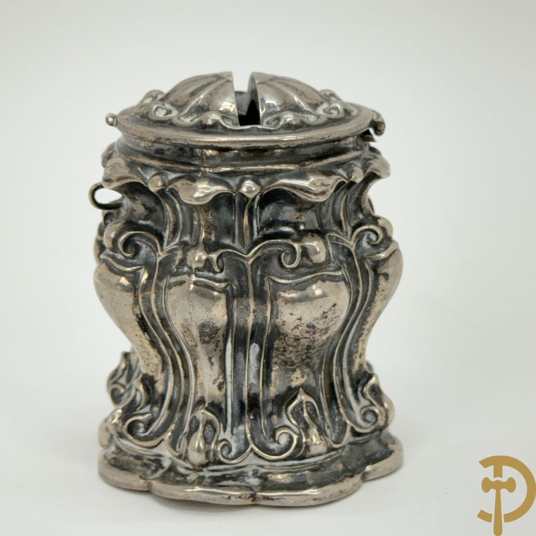 Massief zilveren collectenbus, 2 statieplakkettes, 2 slotjes van boek, wapenschild, penning