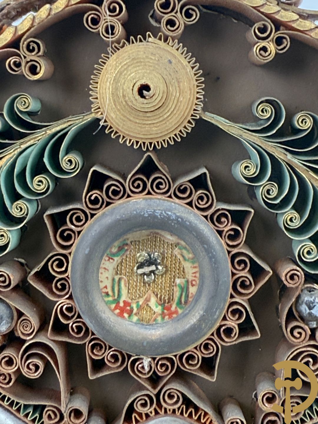 Relikwiehouder in de vorm van een altaar met Christusnagel en omgeven door papperollen - onder stolp