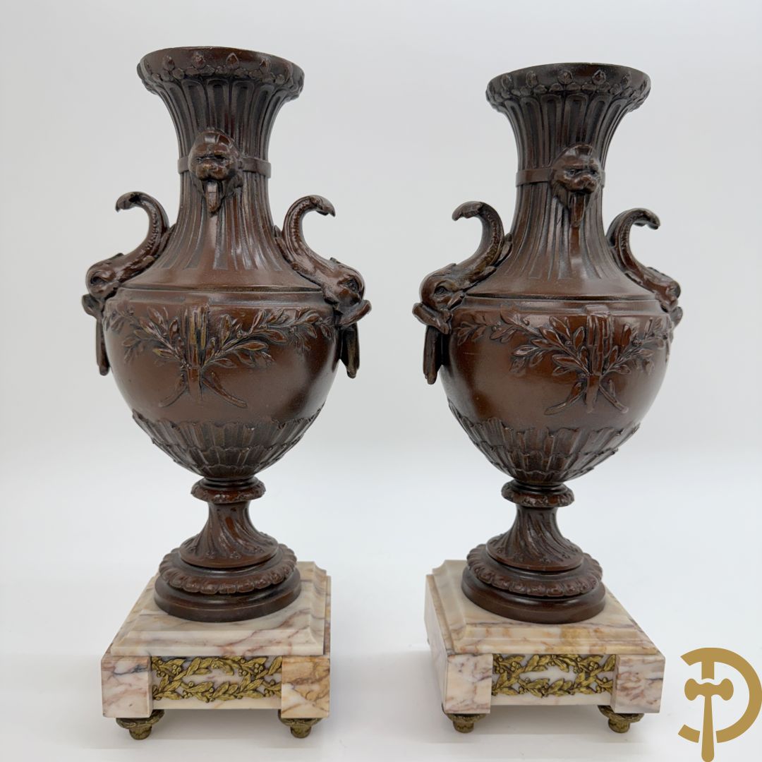 Driedelige zamak garnituur bestaande uit pendule 