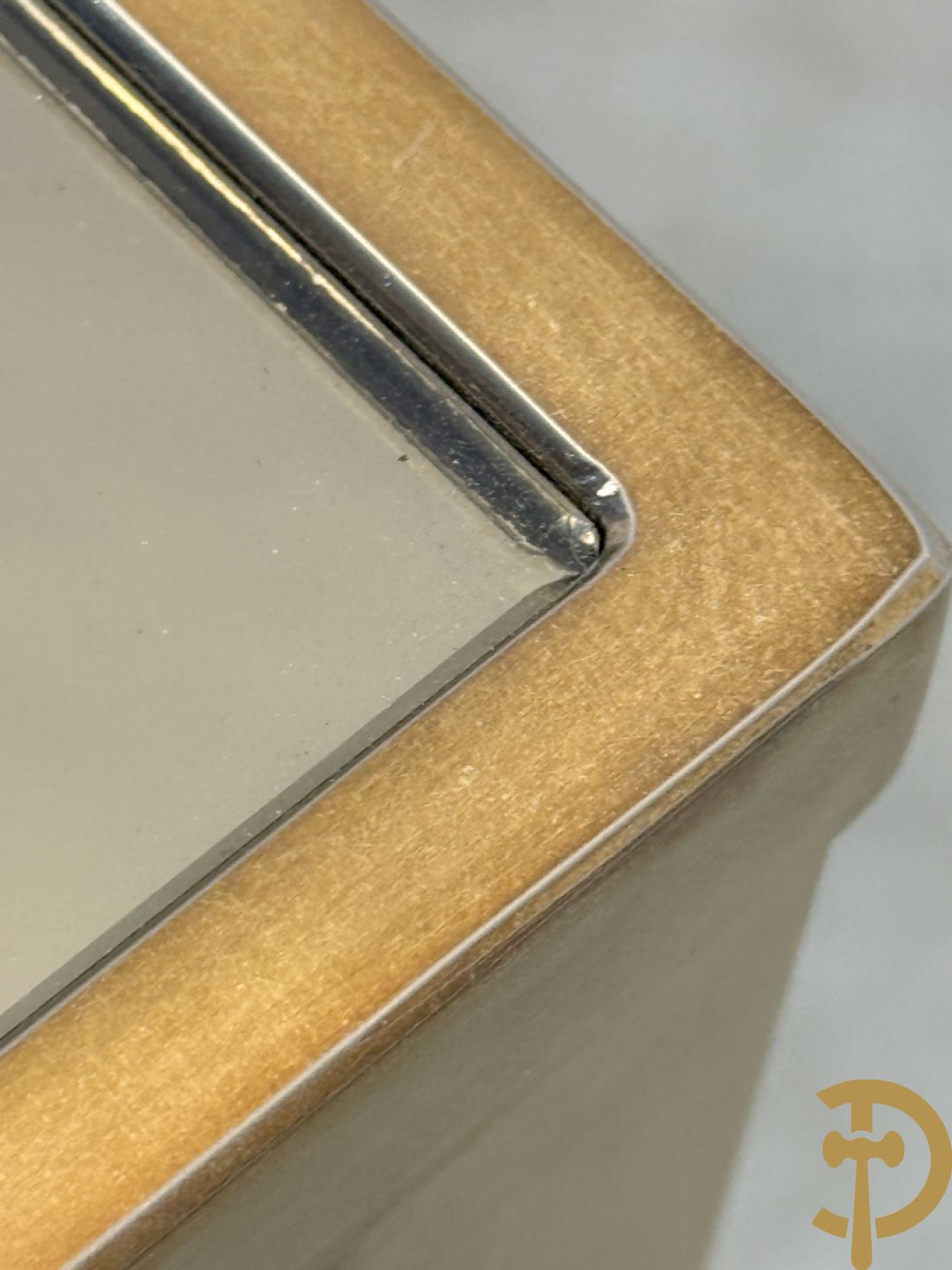 Paar koperen bout de canapé bijzettafels met afgeboord fumé/spiegelglas